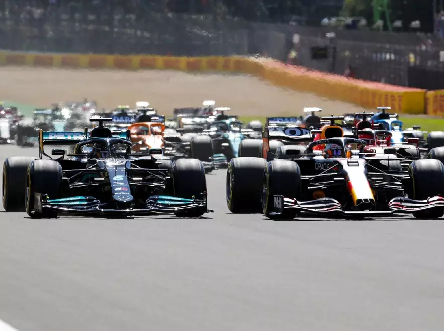 Lewis Hamilton (Mercedes) und Max Verstappen (Red Bull) beim Großen preis von Großbritannien der Formel 1 in Silverstone Foto zur News: Ralf Schumacher über "Kartsport"-Crash: "Darf nicht passieren"