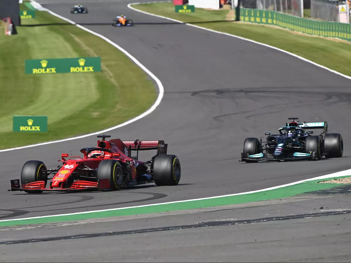 Charles Leclerc, Lewis Hamilton Foto zur News: Leclerc: Ferrari kann nicht auf weitere Mercedes-Duelle hoffen