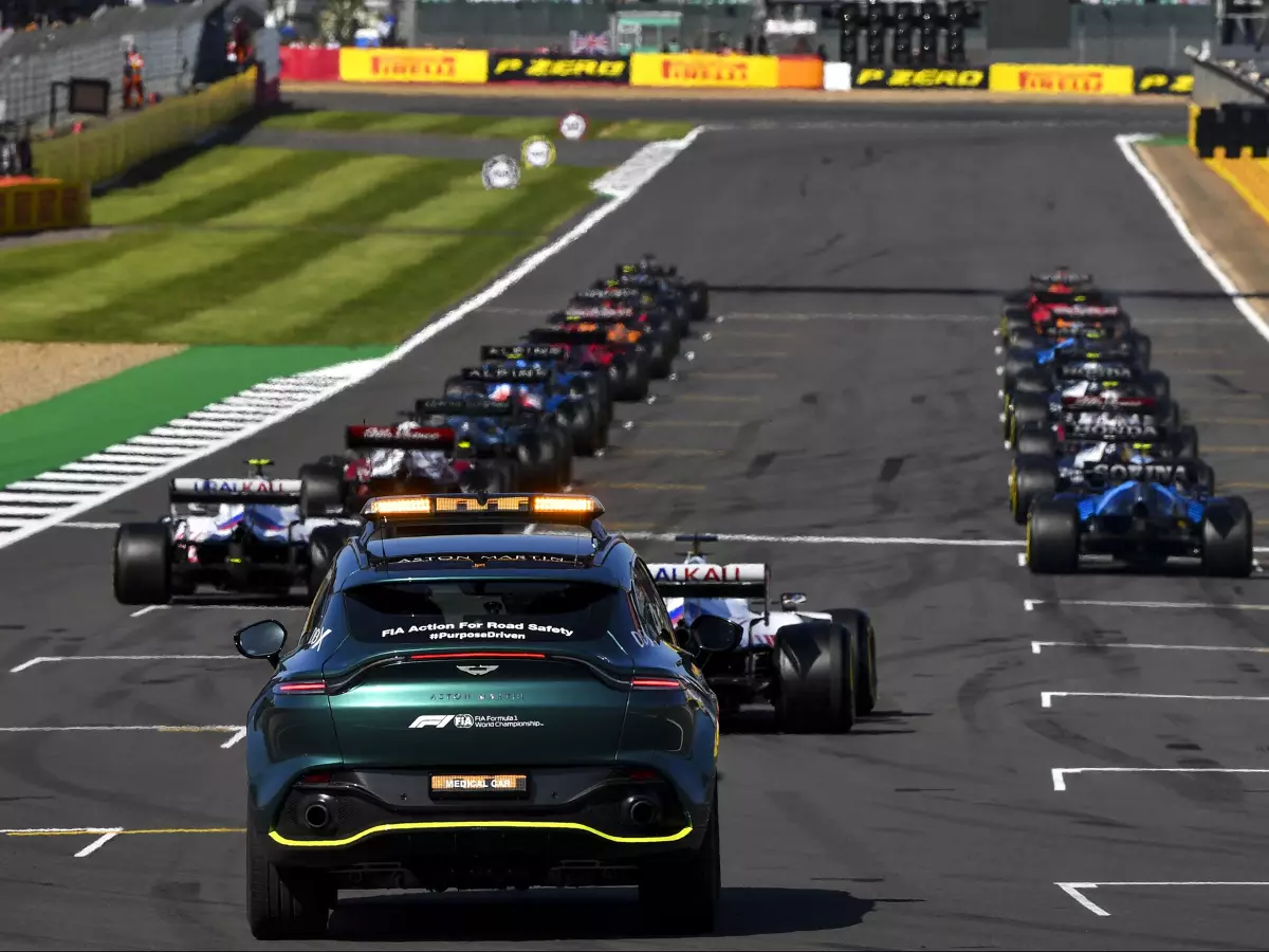 Die Startaufstellung zum Formel-1Sprintrennen in Silverstone Foto zur News: Masi: Die Formel 1 sollte "stolz" auf ihr erstes Sprint-Wochenende sein