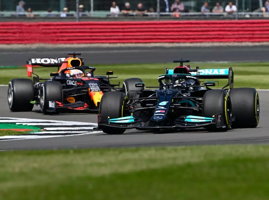 Lewis Hamilton im Mercedes W12 vor Max Verstappen im Red Bull RB16B beim Grand Prix von Großbritannien der Formel 1 2021 in Silverstone in England Foto zur News: Toto Wolff: Mercedes hat trotz Updates Rückstand auf Red Bull