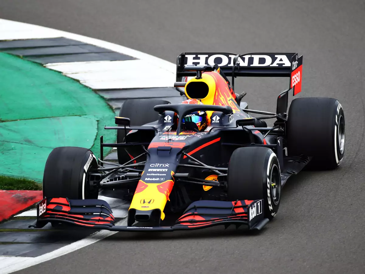Alexander Albon Foto zur News: Albon-Test zeigt laut Red Bull: Hamilton hätte 23 Meter früher bremsen müssen