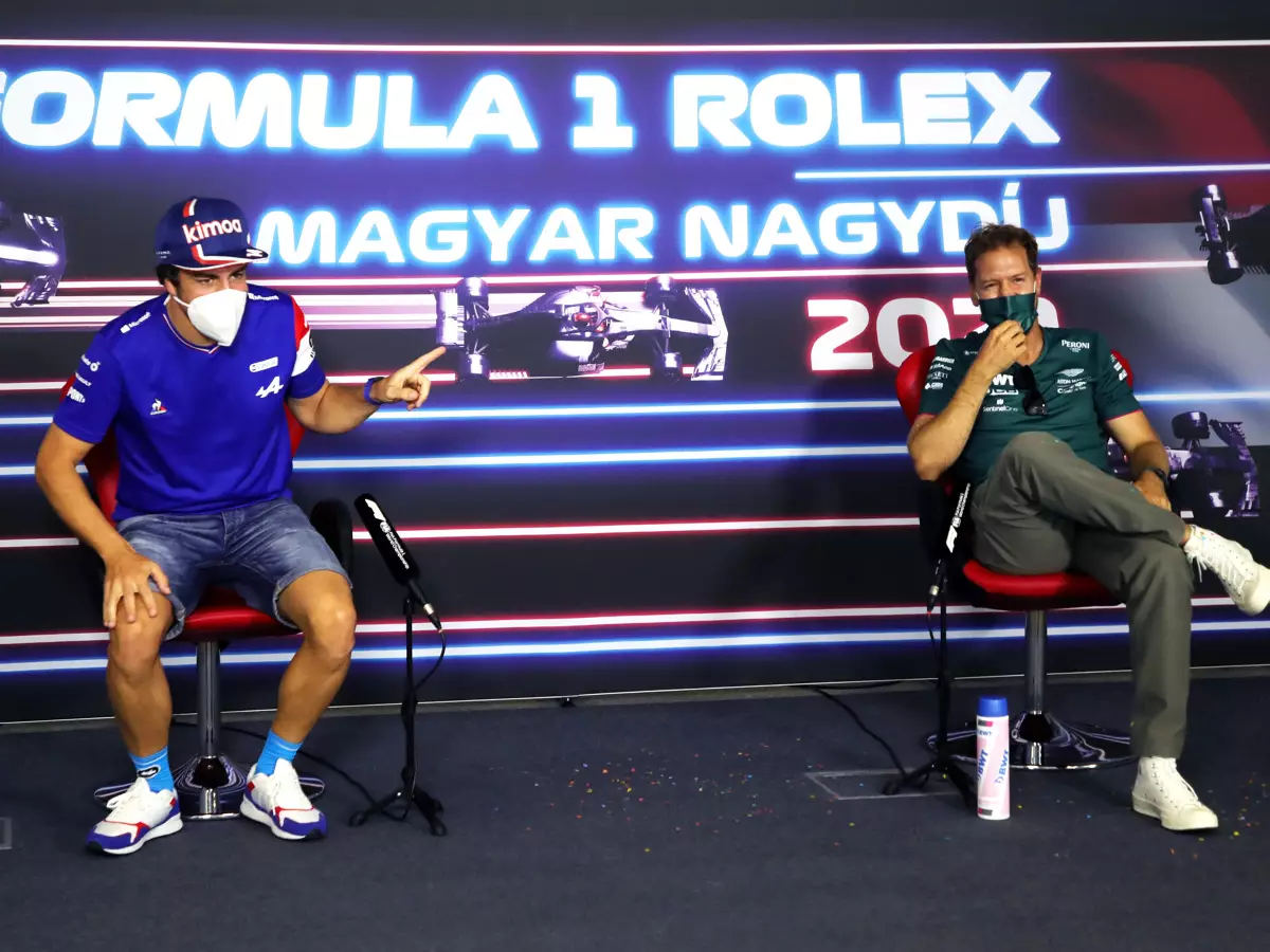 Fernando Alonso (Alpine) und Sebastian Vettel (Aston Martin) in der Pressekonferenz vor dem Formel-1-Rennen in Ungarn 2021 in Budapest Foto zur News: Alonso #AND# Vettel: Ex-Champions streuen sich gegenseitig Rosen