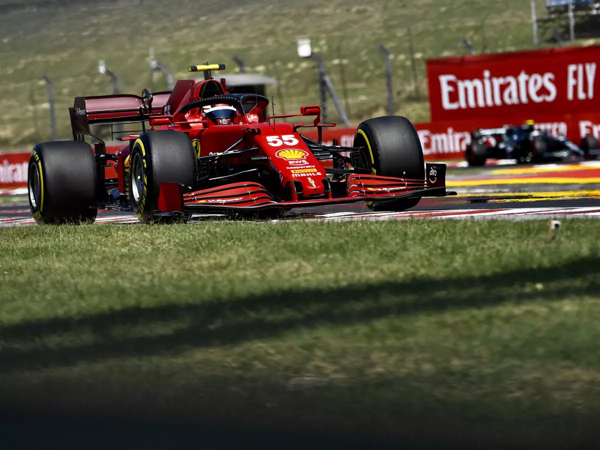 Carlos Sainz Foto zur News: Ferrari kündigt großes Motoren-Update für verbleibende Saison an