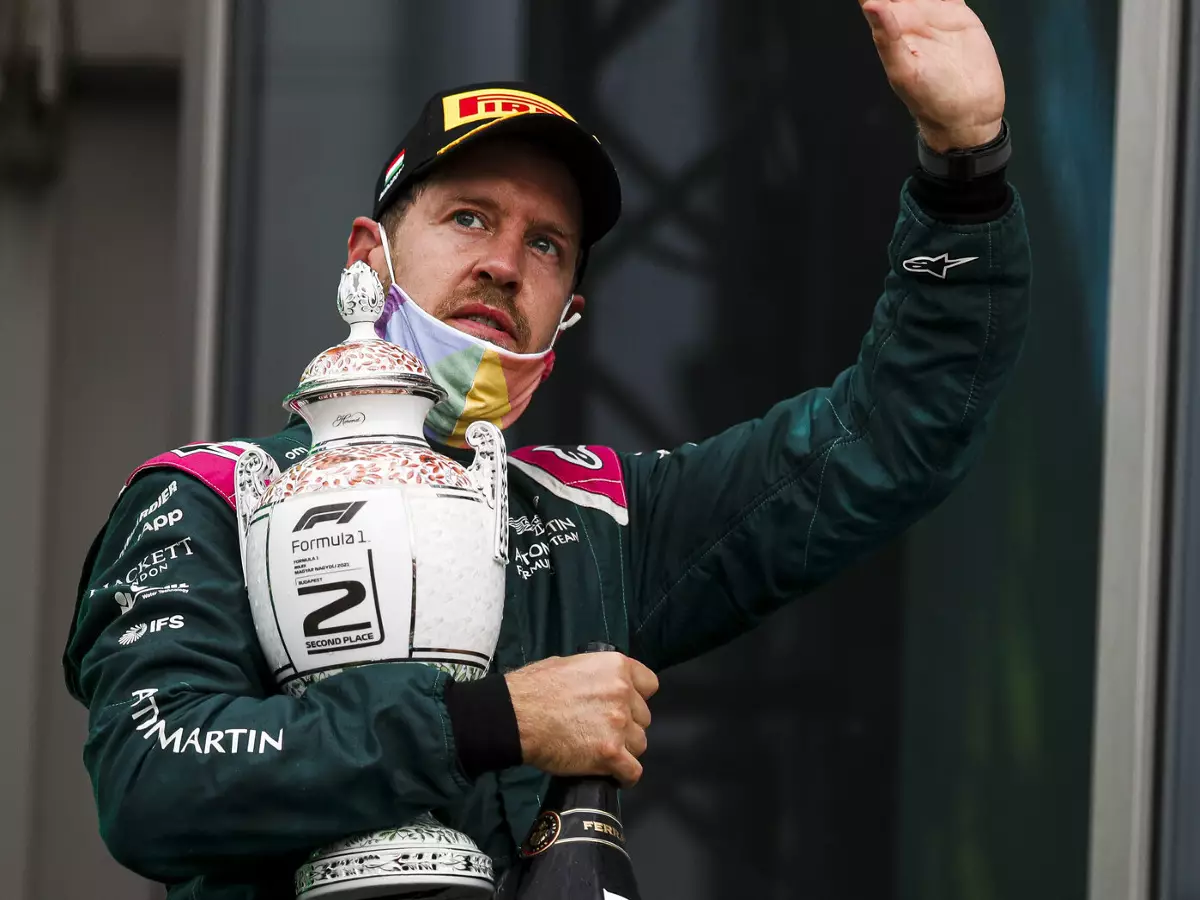 Sebastian Vettel (Aston Martin) bei der Siegerehrung nach dem Grand Prix von Ungarn 2021 auf dem Podium des Hungaroring bei Budapest Foto zur News: Ungarn-Ergebnis aktualisiert: Vettel jetzt doch nicht mehr Zweiter