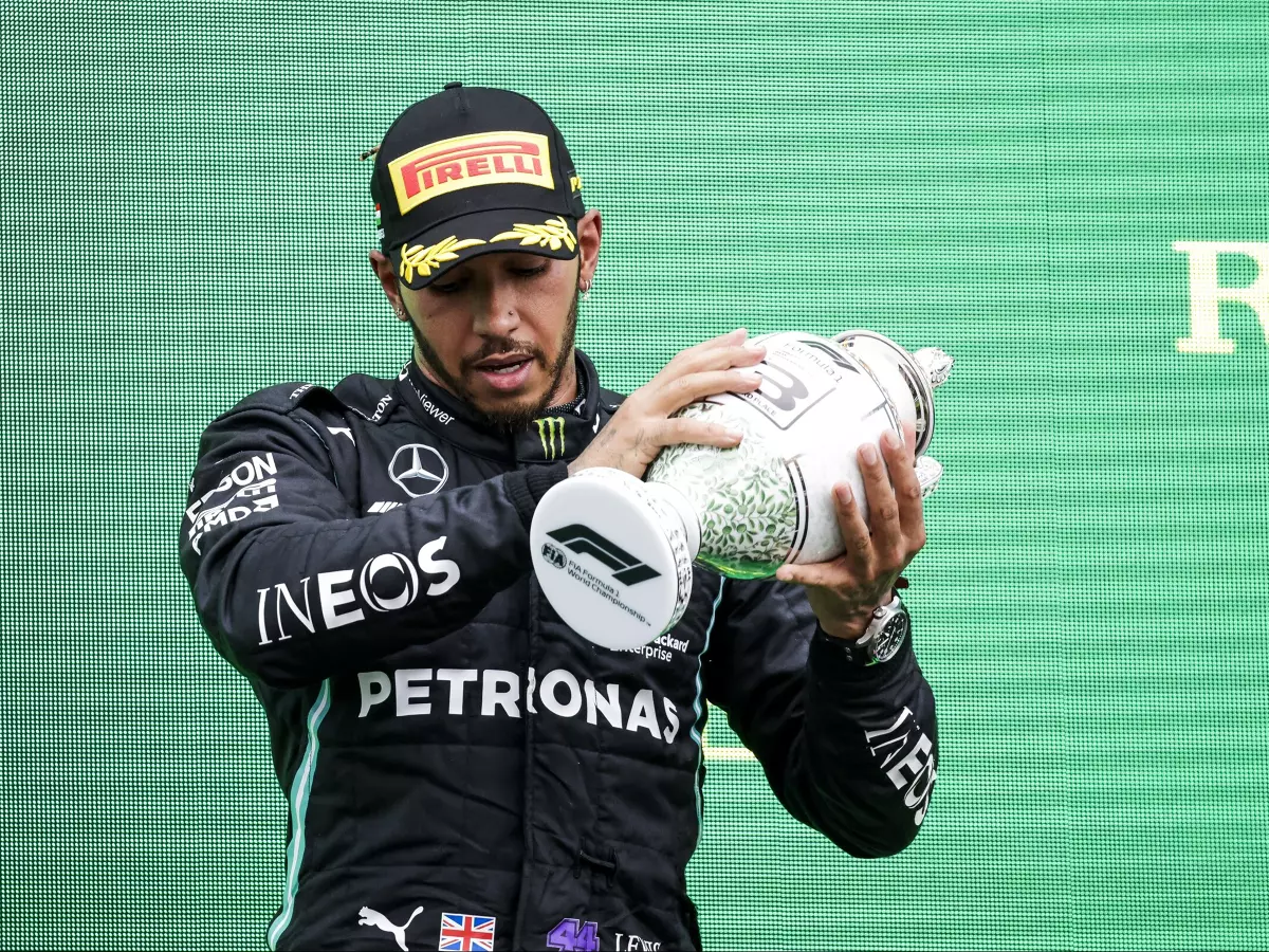 Lewis Hamilton (Mercedes): Bei der Siegerehrung nach dem Grand Prix von Ungarn 2021 waren mögliche Spätfolgen (Long COVID) seiner Coronaviruserkrankung im Jahr 2020 unübersehbar Foto zur News: Völlig platt: Lewis Hamilton leidet wahrscheinlich an Long COVID