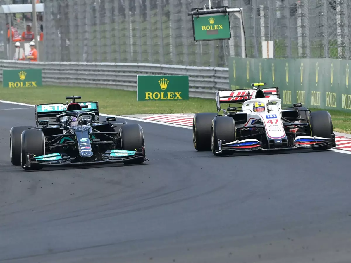 Lewis Hamilton im Mercedes überholt Mick Schumacher im Haas beim Grand Prix von Ungarn der Formel 1 2021 in Budapest im direkten Zweikampf Foto zur News: Mick Schumacher: Warum er auch ohne Punkte zufrieden ist