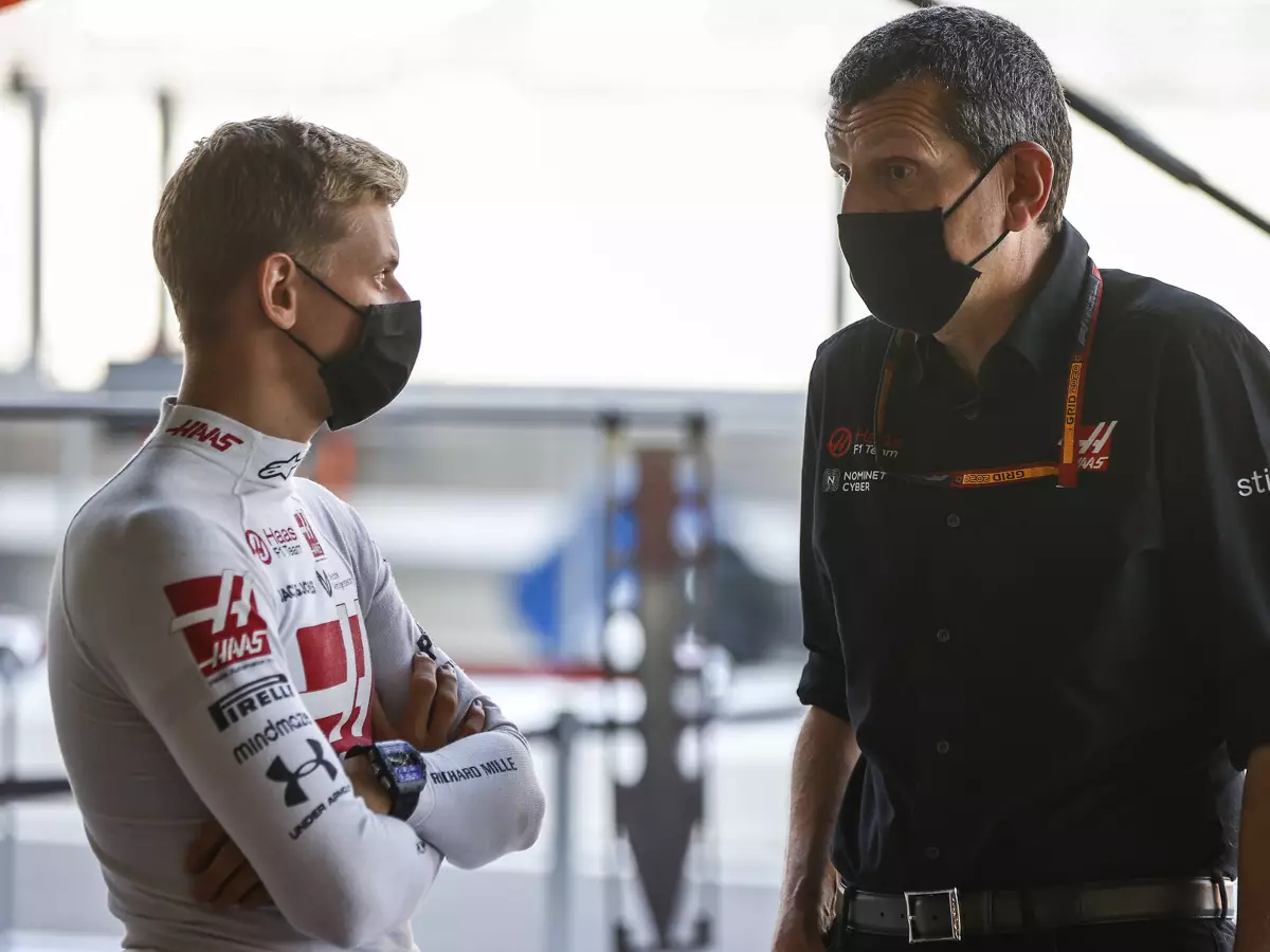 Mick Schumacher und Günther Steiner (Haas) Foto zur News: Ralf Schumacher "sehr, sehr enttäuscht" über Verhalten von Günther Steiner