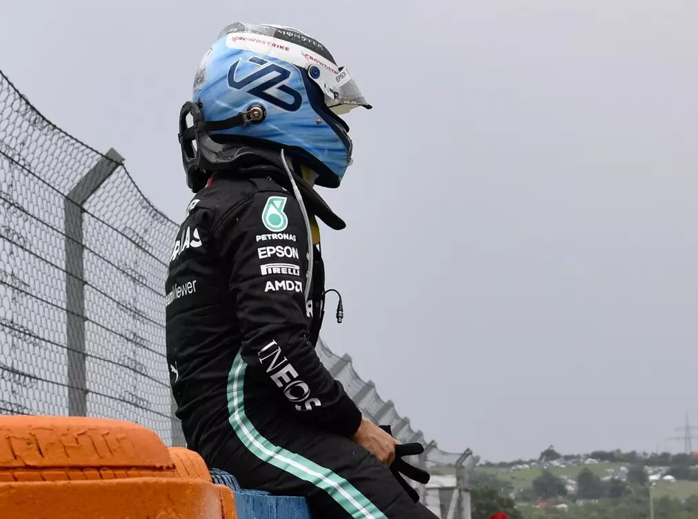 Valtteri Bottas (Mercedes) nach dem von ihm ausgelösten Startunfall beim Grand Prix von Ungarn 2021 auf dem Hungaroring bei Budapest Foto zur News: Valtteri Bottas: Hat er sich mit dem Crash selbst abgeschossen?