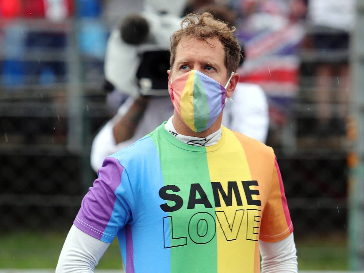 Foto zur News: Sebastian Vettel: Warum sein Regenbogen-Shirt zum Problem wurde