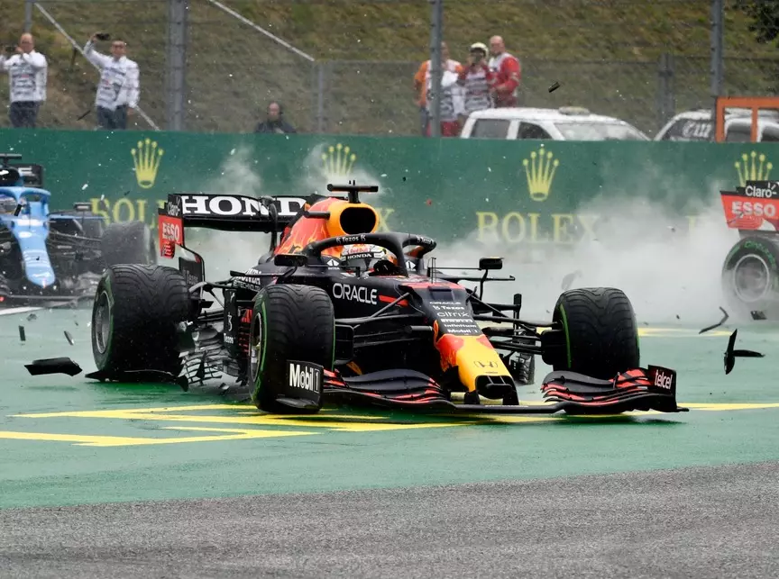 Der Red Bull RB16B von Max Verstappen kurz nach dem Startcrash beim Grand Prix von Ungarn der Formel 1 2021 in Budapest Foto zur News: Finanzieller Schaden: Red Bull fordert Neubewertung durch die FIA