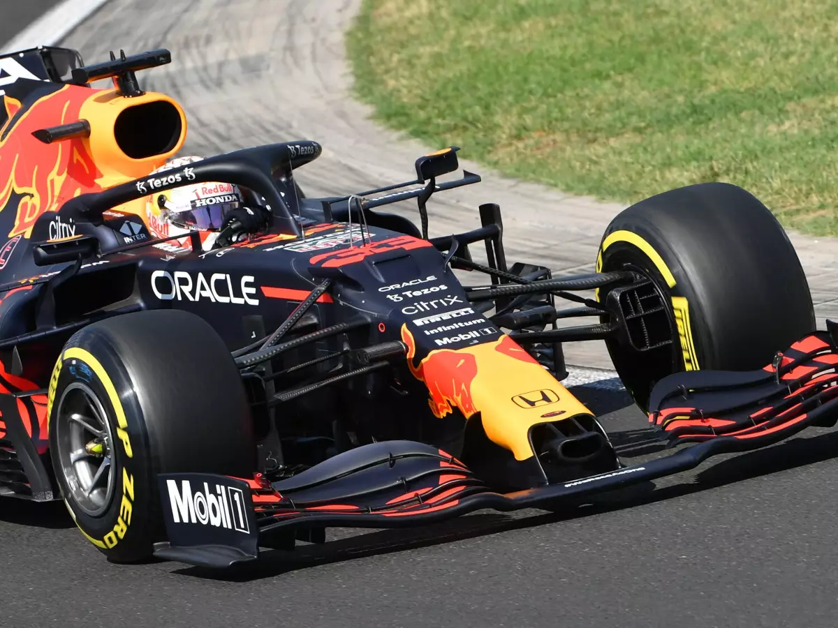 Max Verstappen im Red Bull RB16B beim Grand Prix von Ungarn der Formel 1 2021 in Budapest Foto zur News: Max Verstappen: Wie ihm Sim-Racing nach Silverstone geholfen hat