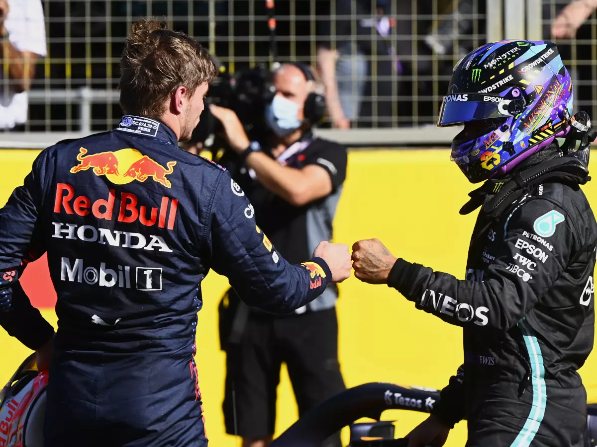 Max Verstappen (Red Bull) und Lewis Hamilton nach dem Sprintrennen der Formel 1 in Silverstone 2021 Foto zur News: Montoya: Verstappen hat einen neuen Hamilton ins Spiel gebracht