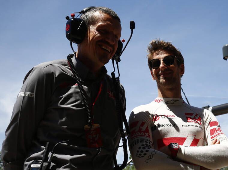 Foto zur News: Endlich wieder Erfolg: Günther Steiner freut sich mit Romain Grosjean