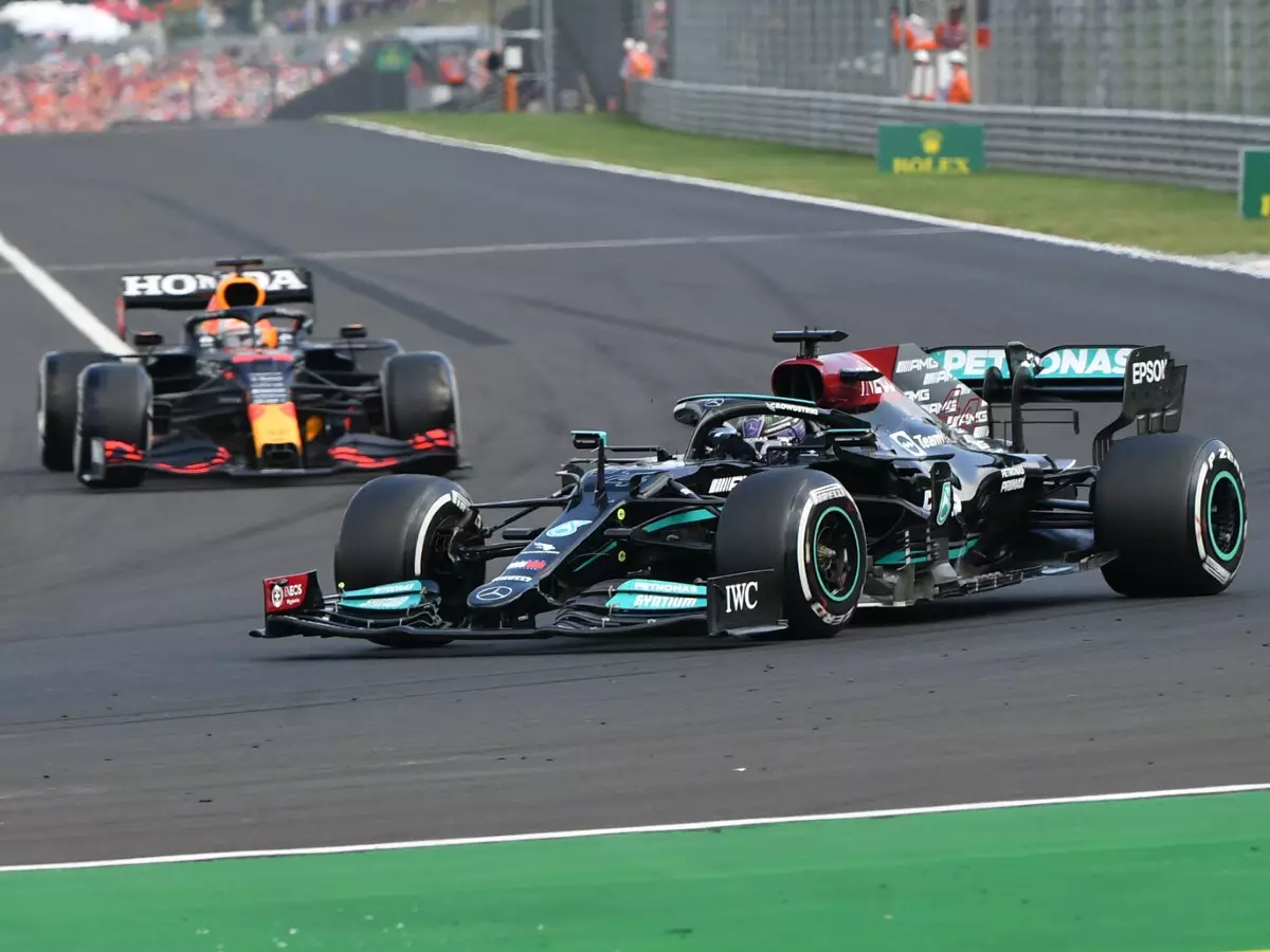 Lewis Hamilton im Mercedes W12 vor Max Verstappen im Red Bull RB16B beim Grand Prix von Ungarn in der Formel-1-Saison 2021 in Budapest Foto zur News: Warum Ralf Schumacher glaubt, Mercedes liegt in Spa "easy vorne"