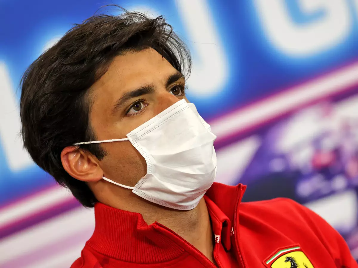 Carlos Sainz (Ferrari) auf der Pressekonferenz vor dem Formel-1-Rennen in Belgien 2021 Foto zur News: Carlos Sainz: Meiste Punkte, aber nicht beste erste Saisonhälfte