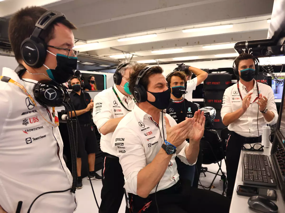 Toto Wolff feiert in der Garage den Sieg von Lewis Hamilton mit dem Mercedes-Team Foto zur News: Toto Wolff: Mercedes häufig wie ein Universitätscampus