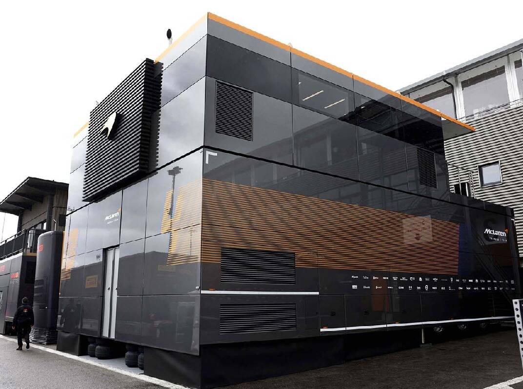 Foto zur News: Vier statt sechs LKWs: McLaren präsentiert neues Engineering Centre