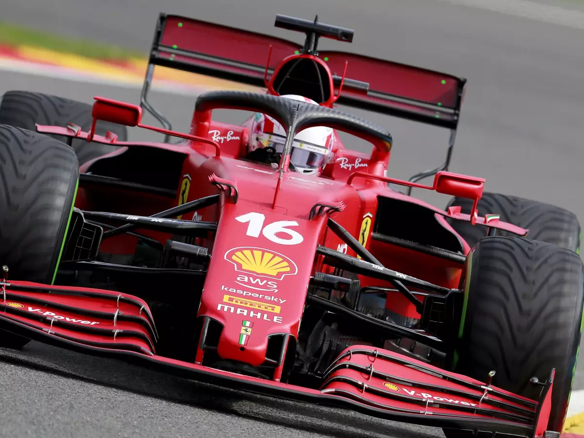 Charles Leclerc im Ferrari SF21 mit Intermediate-Reifen im Freien Training zum Belgien-Grand-Prix der Formel 1 2021 in Spa-Francorchamps Foto zur News: Charles Leclerc: Chassiswechsel bei Ferrari nach Unfall in Spa