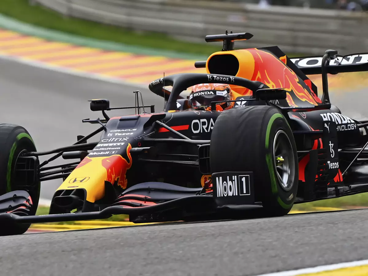 Max Verstappen fährt im Samstagstraining zum Grand Prix von Belgien in Spa-Francorchamps 2021 durch Eau Rouge Foto zur News: F1 Spa 2021: Regen im Abschlusstraining, Verstappen Schnellster