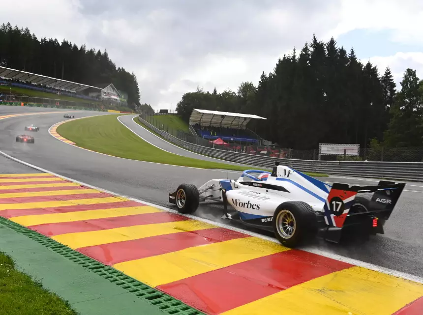 Foto zur News: Nächster Unfall in Eau Rouge: Warum die Sicherheit angepasst werden muss