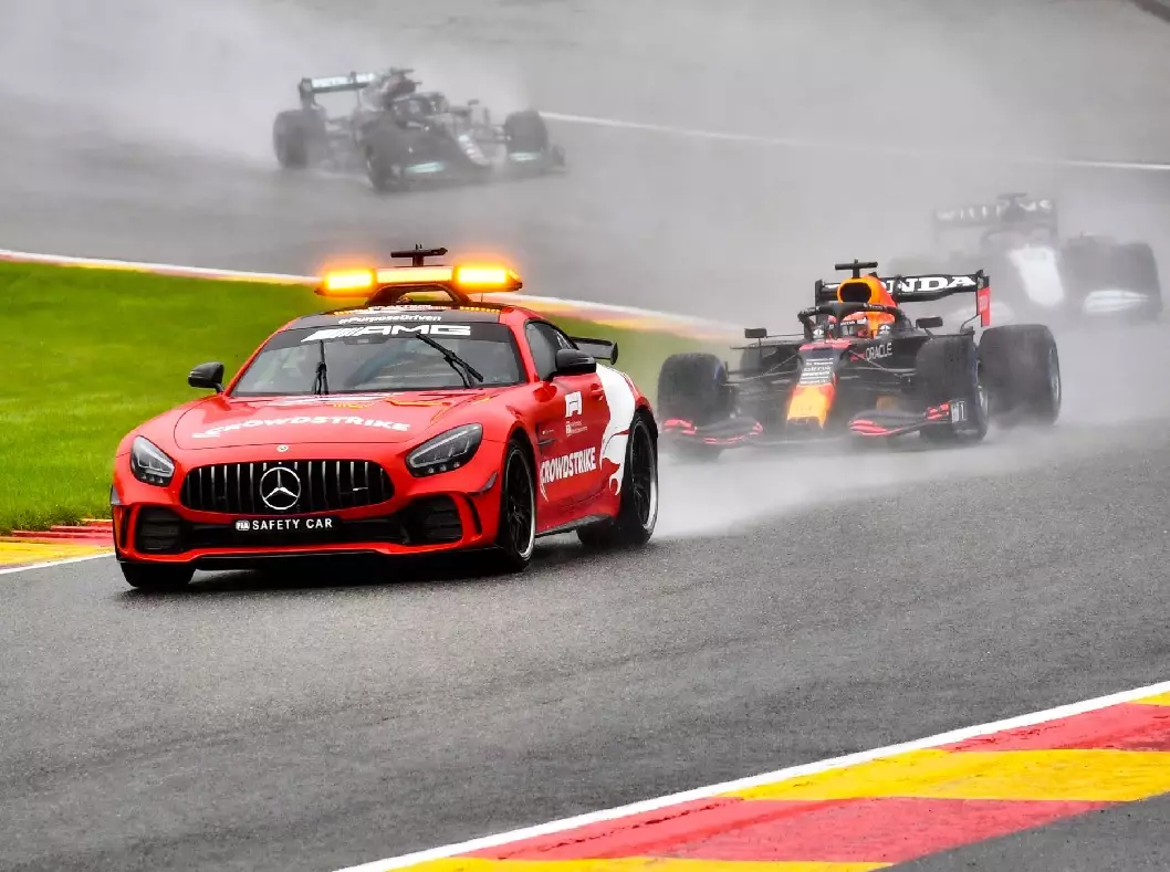 Max Verstappen hinter dem Safety-Car beim Großen Preis von Belgien der Formel 1 in Spa-Francorchamps Foto zur News: Nach Farce von Spa: Formel 1 denkt über Regeländerungen nach