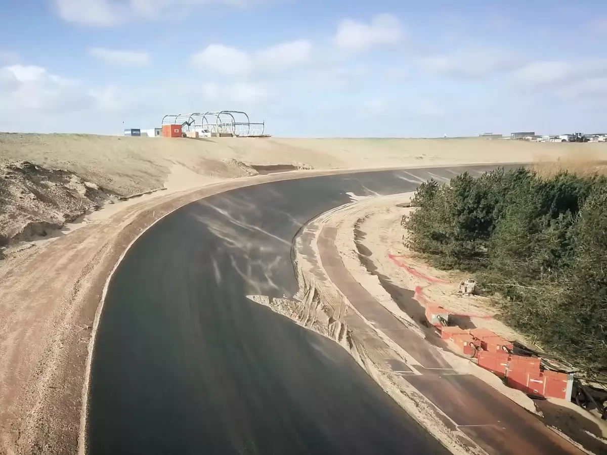 Steilkurve in Zandvoort Foto zur News: "So gefährlich wie möglich": So wurde Zandvoort umgebaut