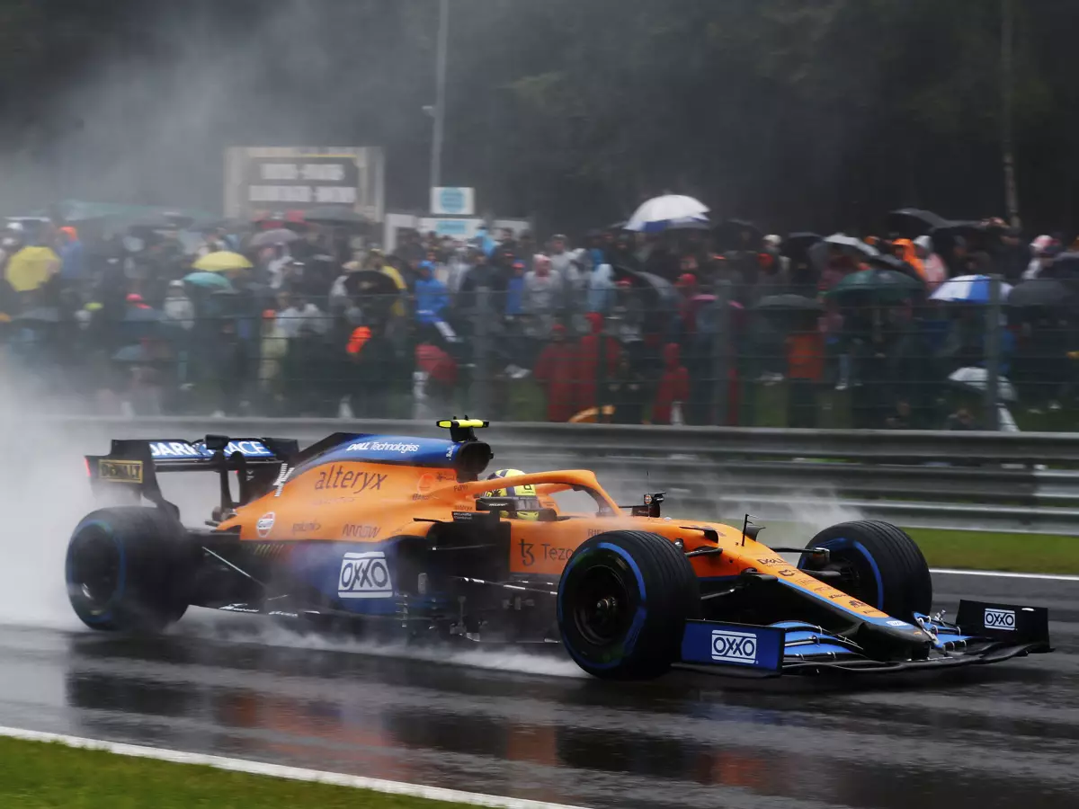 Lando Norris (McLaren MCL35M) im Regen von Spa-Francorchamps Foto zur News: Trotz Qualifying-Crash: Norris muss Motor nicht abschreiben