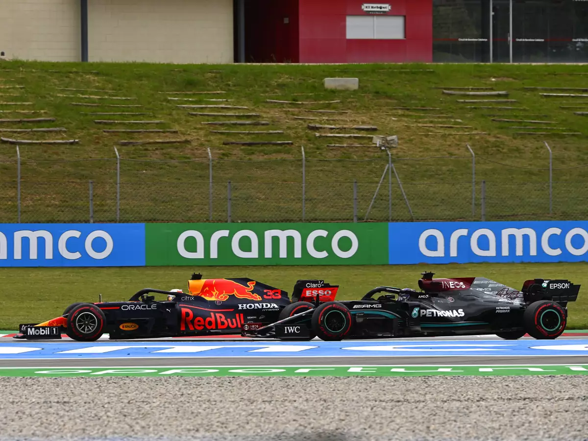 Max Verstappen (Red Bull RB16B) und Lewis Hamilton (Mercedes W12) kämpfen während des Großen Preises von Spanien in Barcelona 2021 Foto zur News: Nico Rosberg: "Da kämpfen die zwei Besten ihrer Generation!"