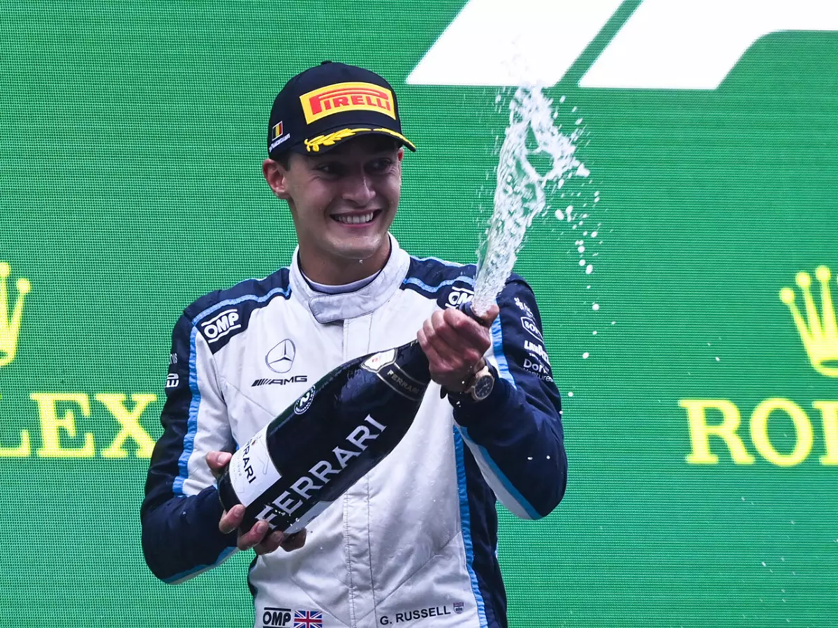 George Russell (Williams) feiert den zweiten Platz beim Formel-1-Rennen in Spa-Francorchamps 2021 Foto zur News: Verstappen: George Russell wird Lewis Hamilton das Leben schwer machen