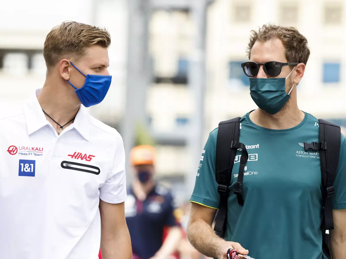 Mick Schumacher, Sebastian Vettel Foto zur News: Gerücht um Vettel: Hat Aston Martin Fernando Alonso ein Angebot gemacht?
