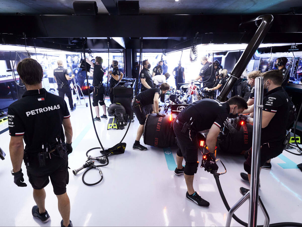 Foto zur News: Red Bull stellt Anfrage: Trickst Mercedes mit der Motorenkühlung?