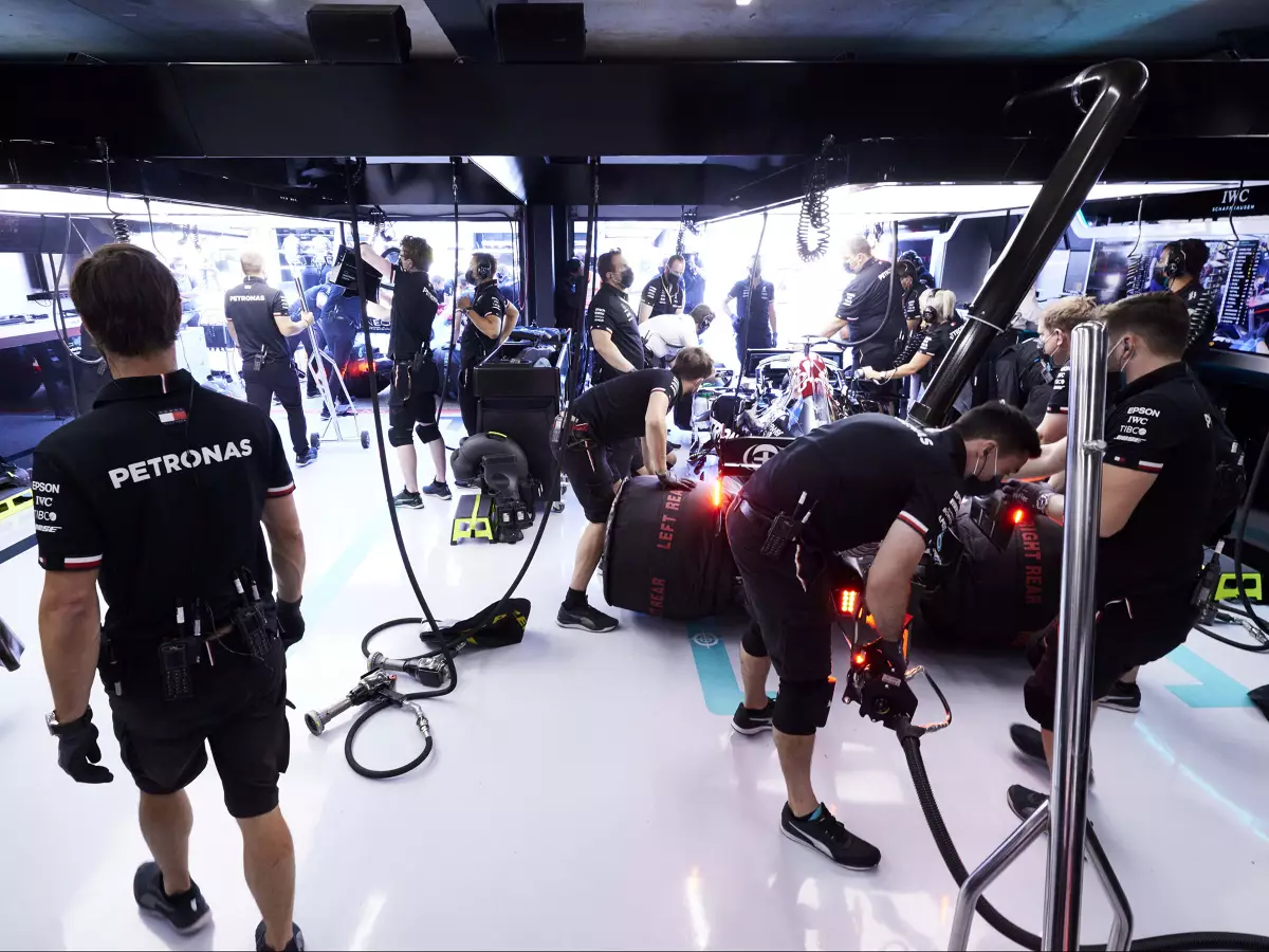 Mercedes-Garage Foto zur News: Red Bull stellt Anfrage: Trickst Mercedes mit der Motorenkühlung?