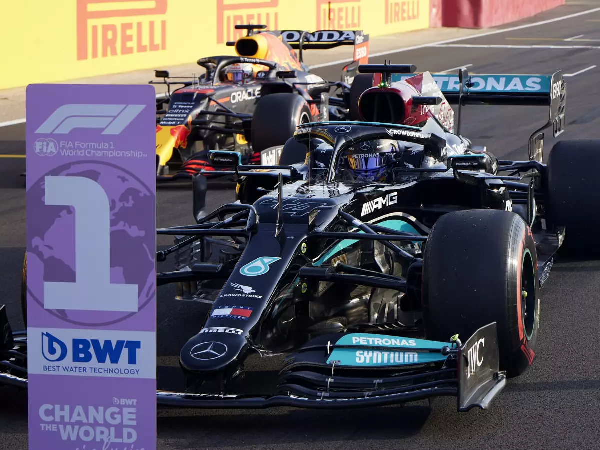 Lewis Hamilton im Mercedes W12 und Max Verstappen im Red Bull RB16B nach dem Qualifying zum Grand Prix von Großbritannien der Formel 1 2021 in Silverstone in England Foto zur News: Red Bulls erster WM-Kampf seit 2013: Laut Horner kein Nachteil