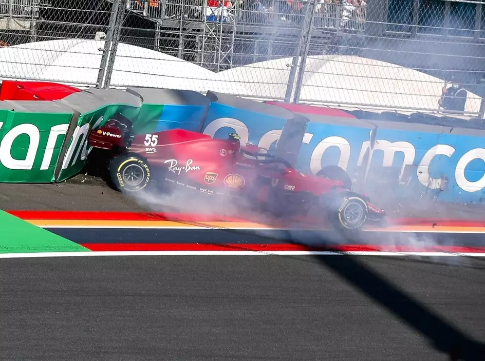 Foto zur News: Ferrari-Fahrer Sainz: Trainingscrash war "verdient"