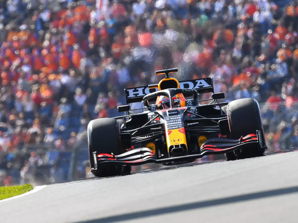 Max Verstappen (Red Bull RB16B) auf der Formel-1-Strecke von Zandvoort Foto zur News: Zandvoort als Vorbild für die Zukunft: "Da machst du dir in die Hose!"
