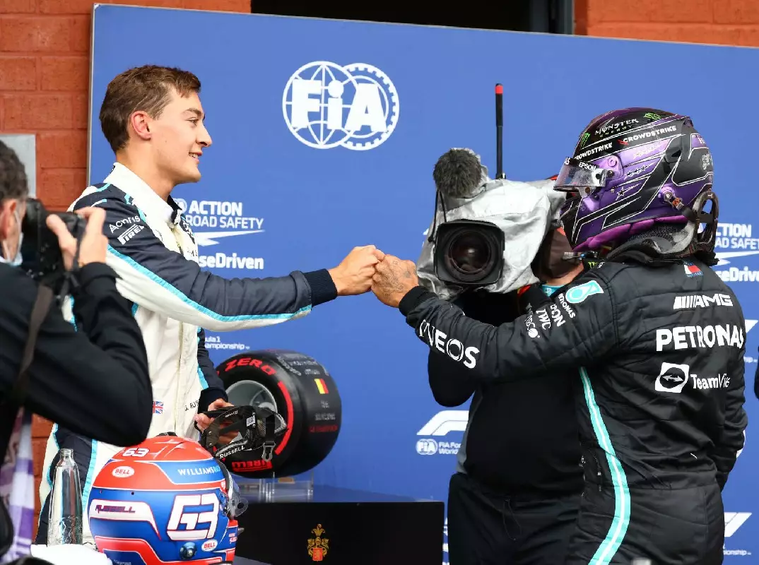 George Russell, Lewis Hamilton Foto zur News: Lewis Hamilton: Russell "ein tolles Beispiel für alle Kinder"