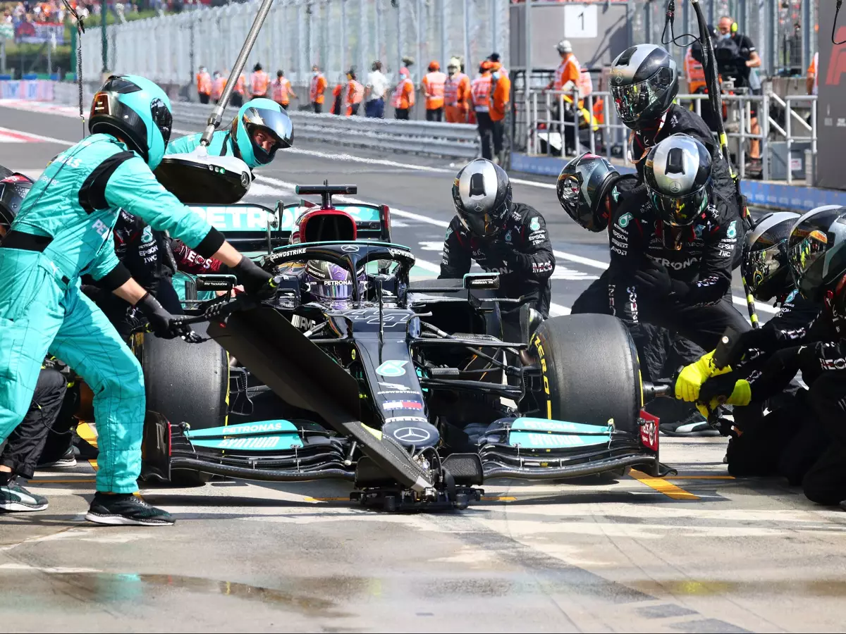 Lewis Hamilton im Mercedes W11 beim Reifenwechsel im Grand Prix von Ungarn der Formel 1 2021 auf dem Hungaroring bei Budapest Foto zur News: Erklärt: Die neuen Boxenstopp-Regel der Formel 1 2021