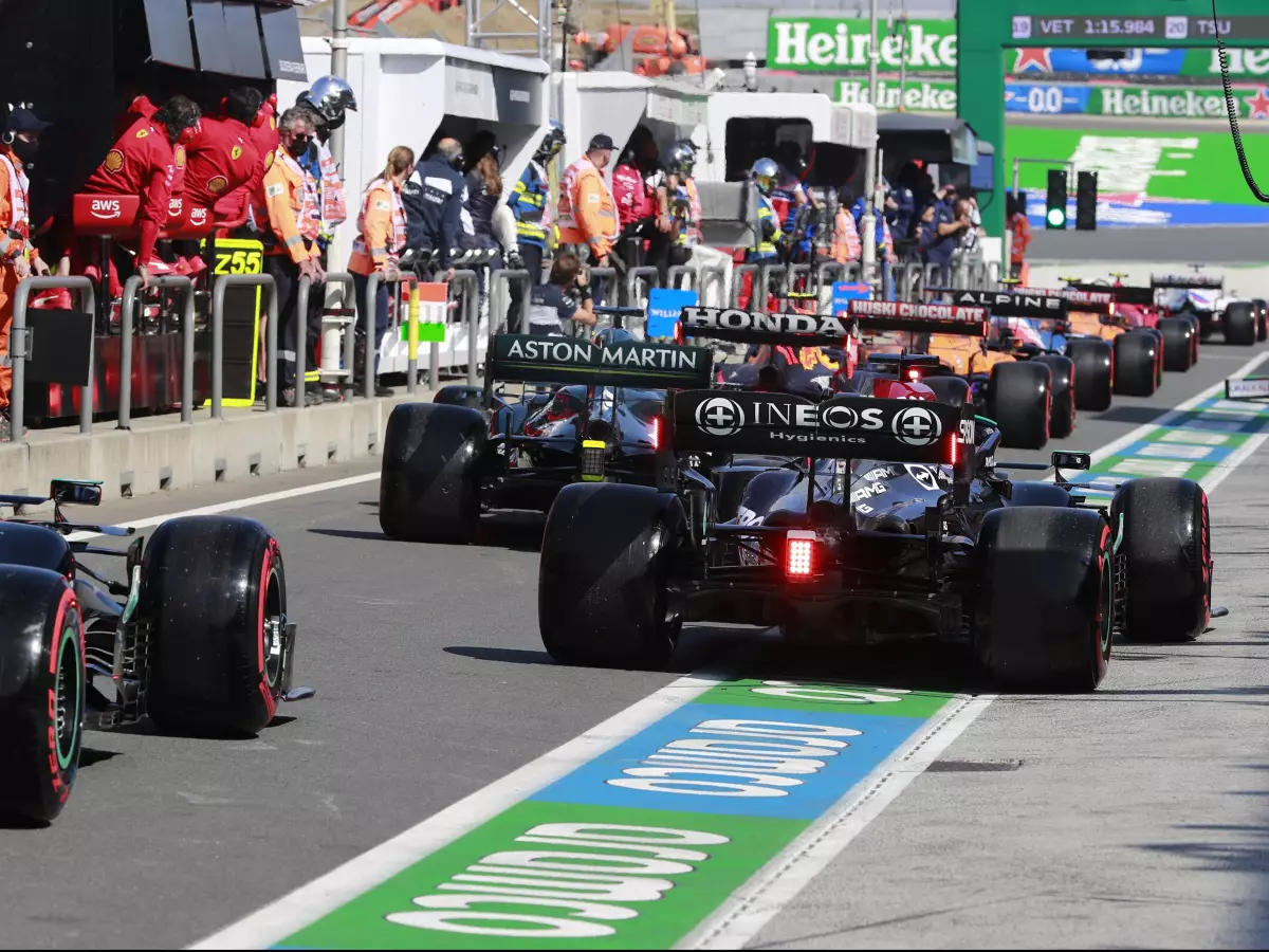 Lance Stroll, Lewis Hamilton Foto zur News: Anordnung von Masi: Warum es im Quali am Boxenausgang gestaut hat