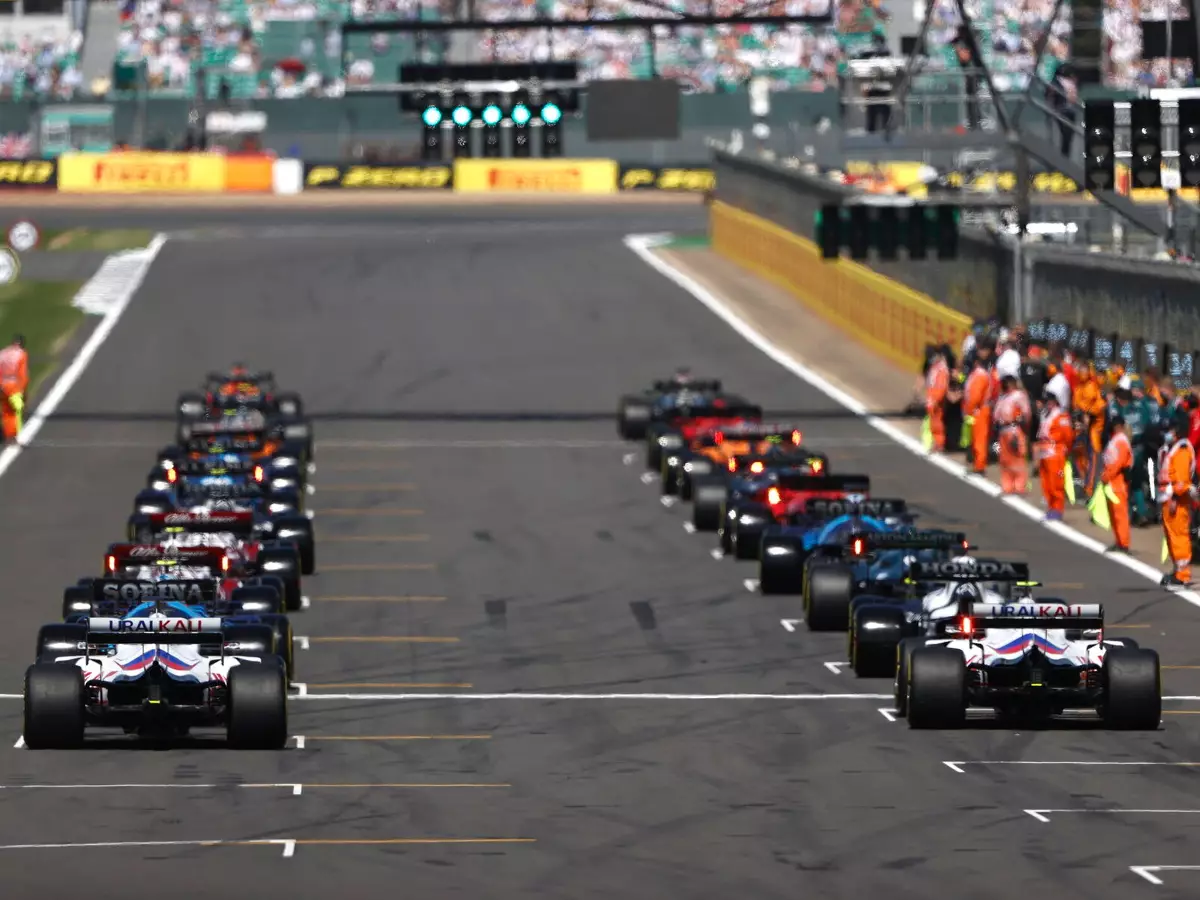 Startaufstellung zum GP Großbritannien 2021 in Silverstone Foto zur News: Toto Wolff schlägt drittes Auto und 30 Formel-1-Teilnehmer vor
