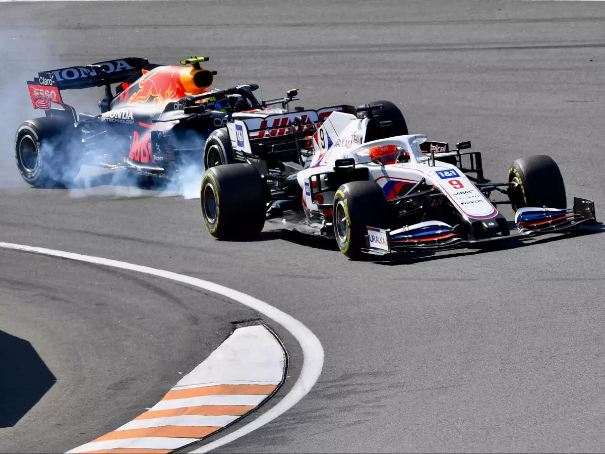 Sergio Perez (Red Bull) muss abbremsen, um nicht in Nikita Masepin (Haas) zu crashen, Grand Prix der Niederlande in Zandvoort 2021 Foto zur News: Jenson Button kritisiert: Ist Nikita Masepin im "falschen Sport"?