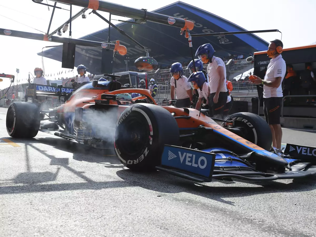 Daniel Ricciardo im McLaren MCL35M im Training zum Grand Prix der Niederlande der Formel 1 2021 in Zandvoort nach einem Boxenstopp in der Boxengasse Foto zur News: Freitagstraining bald mit Pflichteinsatz für Formel-1-Neulinge?