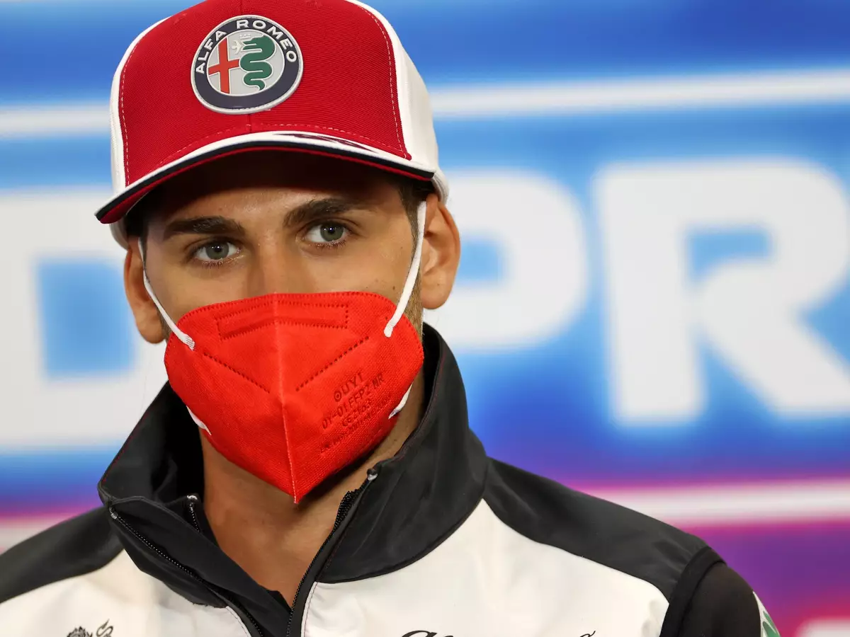Antonio Giovinazzi von Alfa Romeo in der Pressekonferenz der Formel 1 Foto zur News: Ferrari-Teamchef: Giovinazzi "verdient Formel-1-Cockpit" für 2022