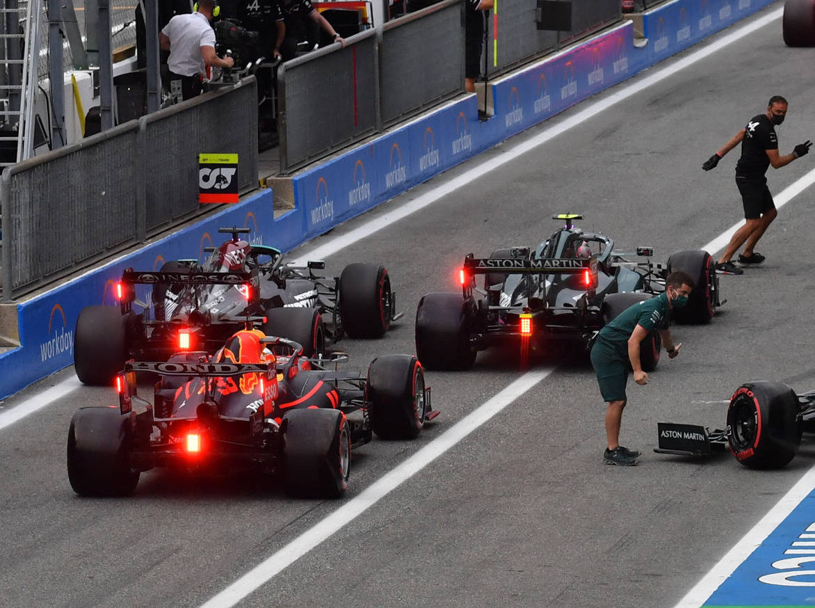 Foto zur News: Boxengassen-Vorfall um Sebastian Vettel: Strafe für Aston-Martin-Team!