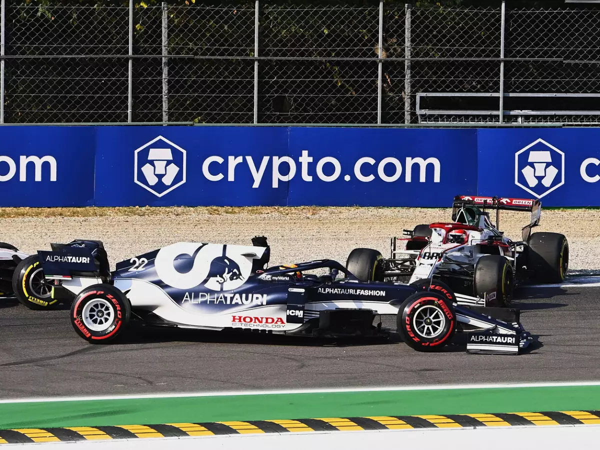 Foto zur News: Yuki Tsunoda nach Kollision stinksauer: "Fucking Kubica! Idiot!"