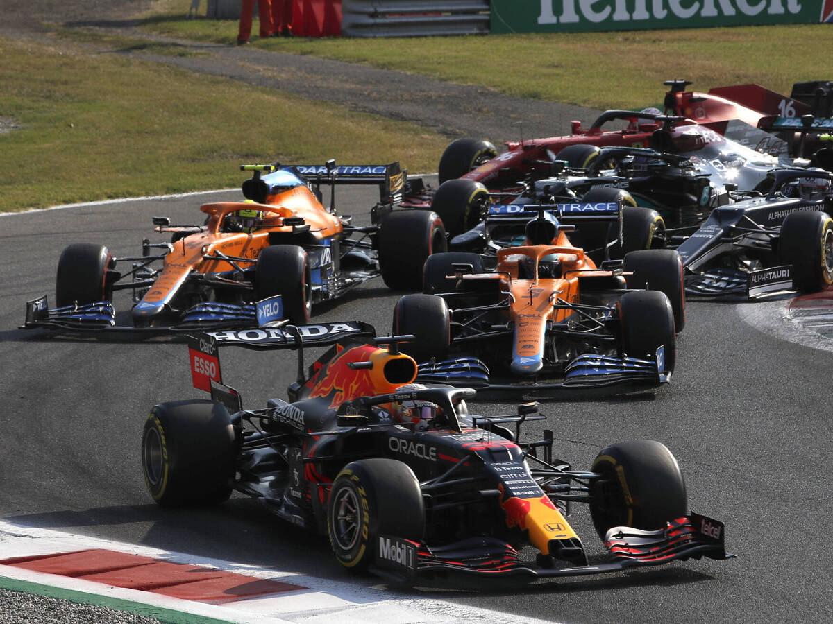 Foto zur News: Max Verstappen: Hamilton wird definitiv an den McLaren vorbeikommen