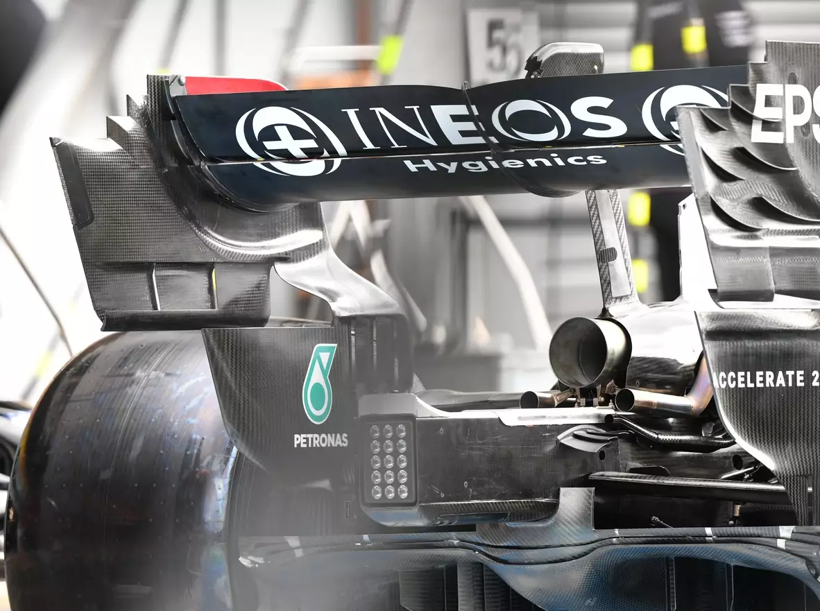 Auspuff am Mercedes W12 Foto zur News: Formel-1-Motorenfrage: Mercedes stimmt MGU-H-Aus zu, wenn ...