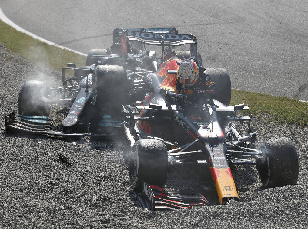 Foto zur News: Lewis Hamilton klagt an: Verstappen wusste genau, was passieren würde!