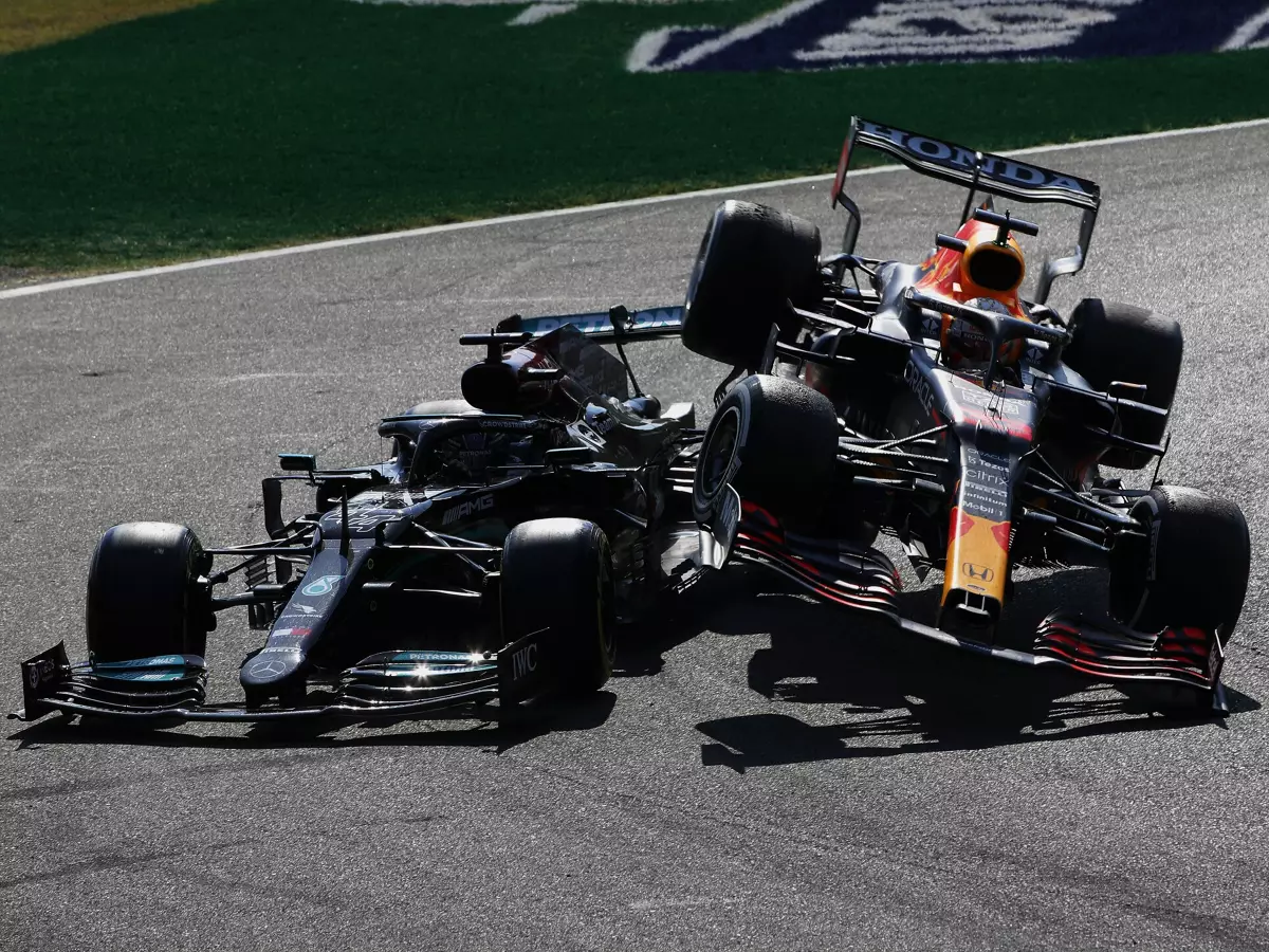 Der Unfall von Lewis Hamilton im Mercedes und Max Verstappen in Runde 26 beim Italien-Grand-Prix der Formel 1 2021 in Monza Foto zur News: Verstappen/Hamilton: Toto Wolff erkennt ein "taktisches Foul"
