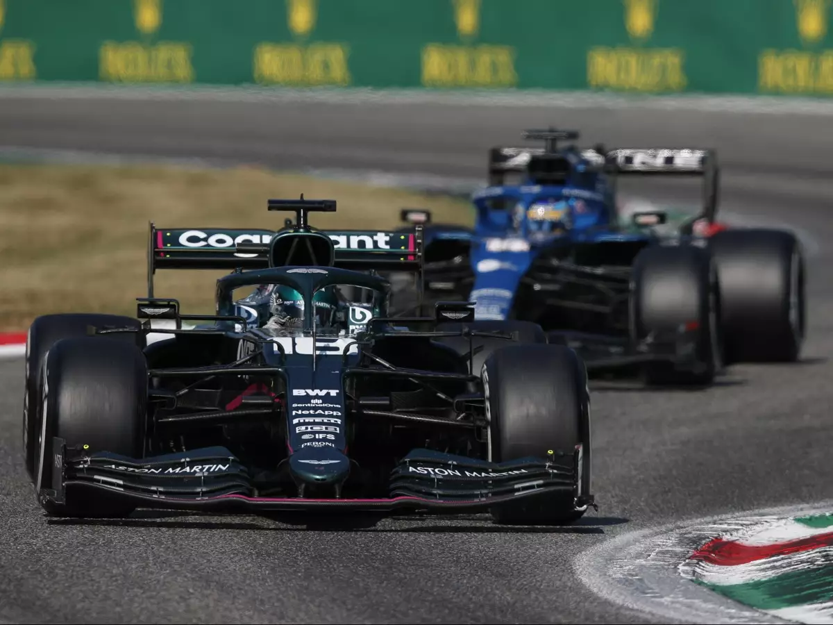 Lance Stroll im Aston Martin vor Fernando Alonso im Alpine beim Grand Prix von Italien der Formel 1 2021 in Monza Foto zur News: Warum Stroll nach Alonso-Beschwerde nur verwarnt wurde