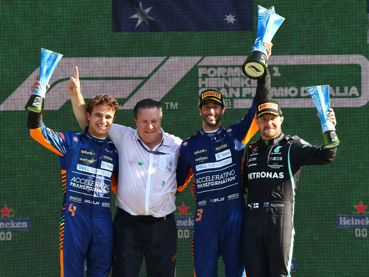 Die Siegerehrung beim Grand Prix von Italien in Monza 2021: Lando Norris, Zak Brown, Daniel Ricciardo, Valtteri Bottas Foto zur News: Monza: McLaren-Doppelsieg auch bei den Fahrernoten